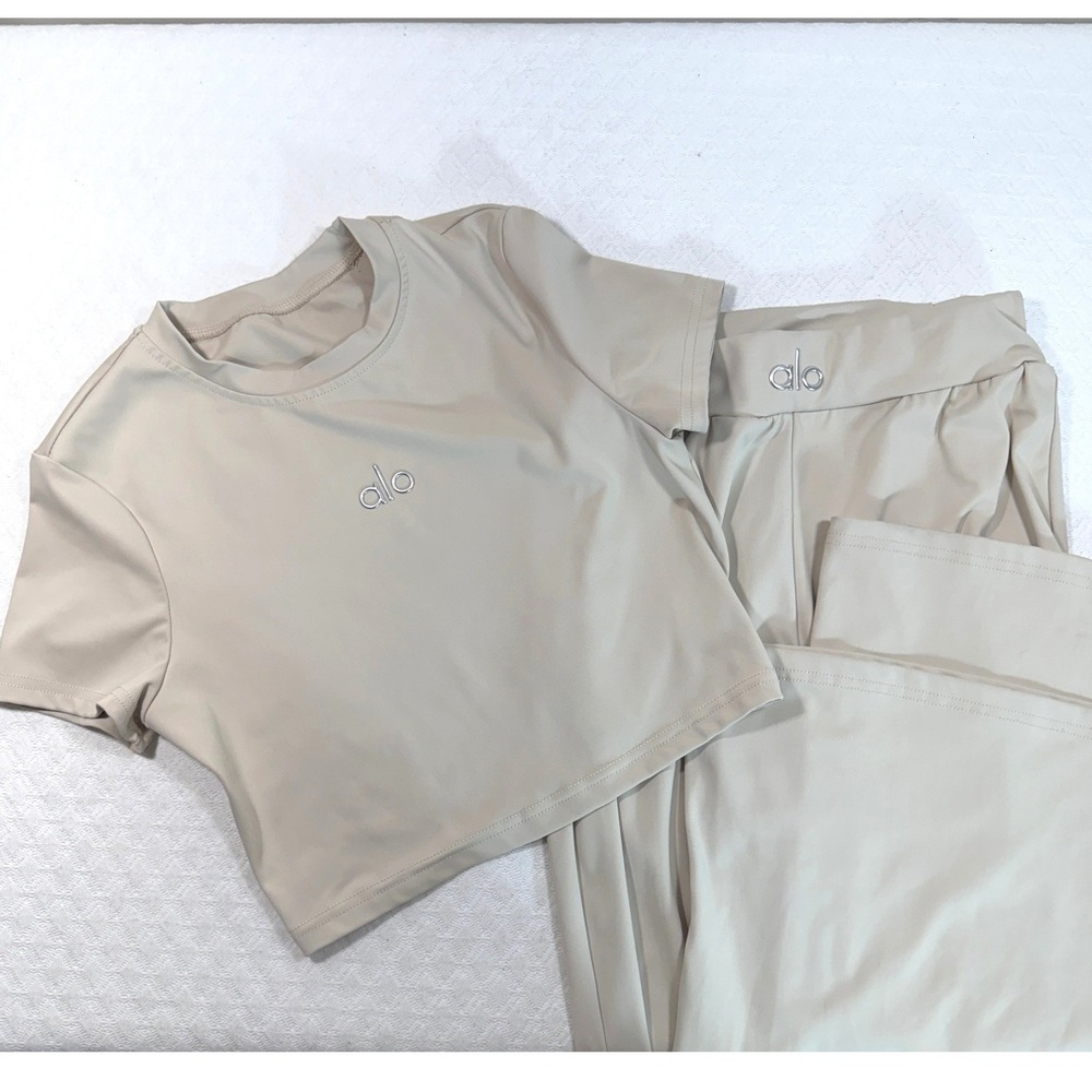 Alo Yoga 2 Piece Set Women Medium Crop Top Flare Pants Beige Athleisure Gym EUC